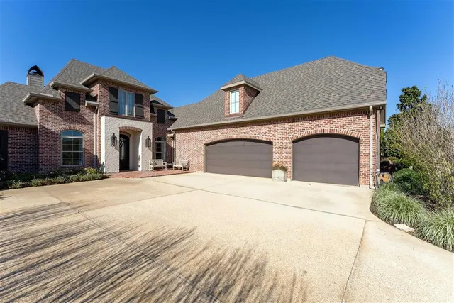 $925,000 | 4820 Kingspoint Drive, Lake Charles, LA 70605