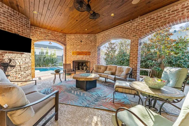 $925,000 | 4820 Kingspoint Drive, Lake Charles, LA 70605