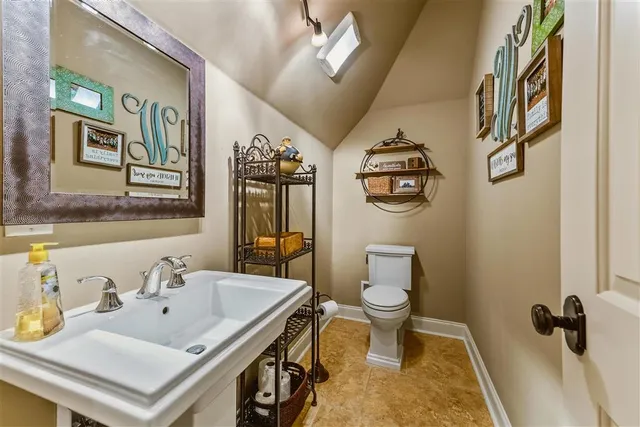 $925,000 | 4820 Kingspoint Drive, Lake Charles, LA 70605