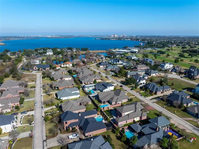 $925,000 | 4820 Kingspoint Drive, Lake Charles, LA 70605