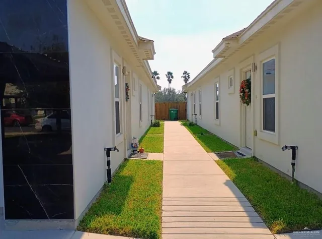 a view of a backyard with pathway