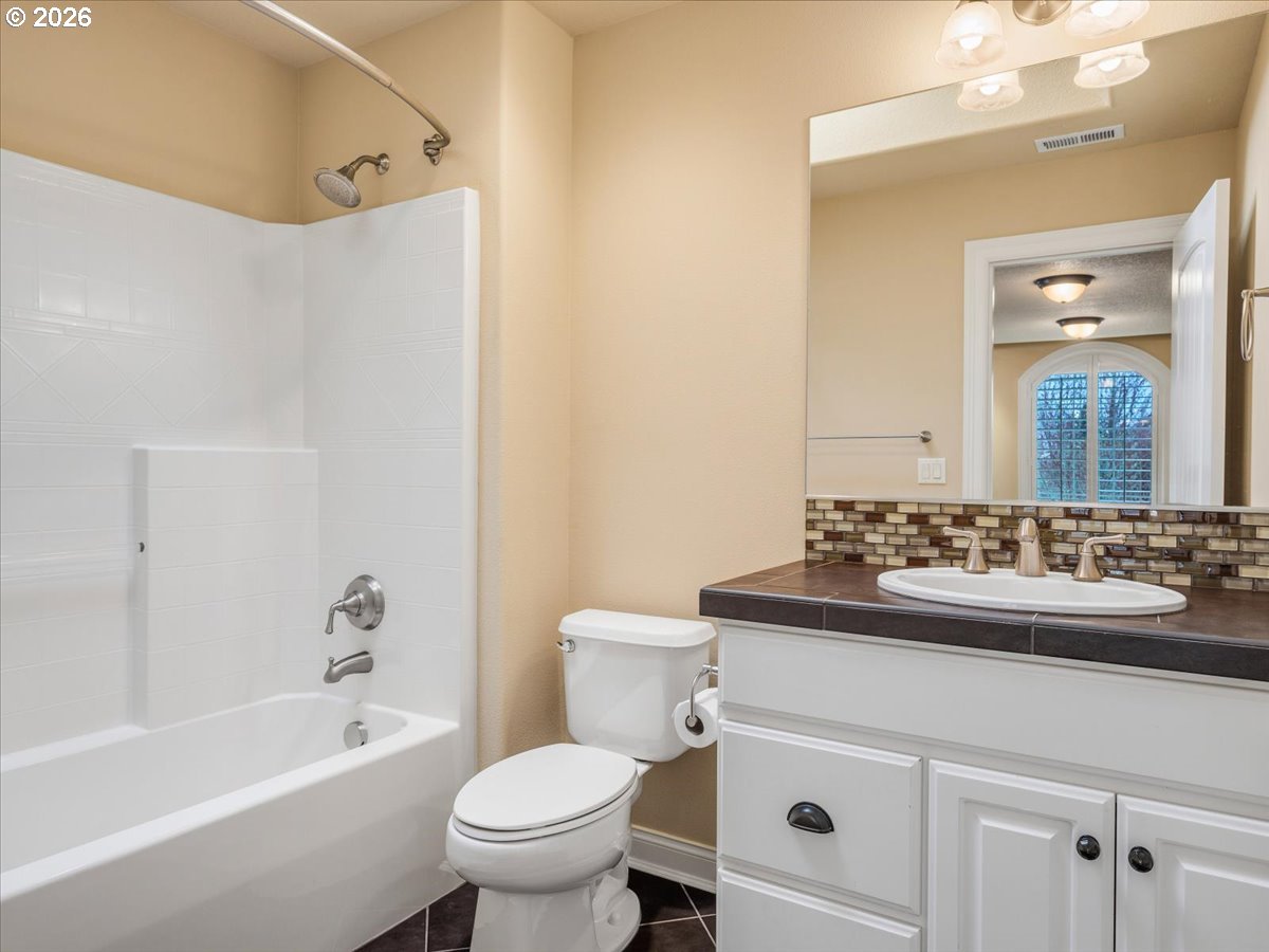 2520 Northwest 12th Circle Camas, WA 98607 - Photo 36 of 48 En Suite Bathroom