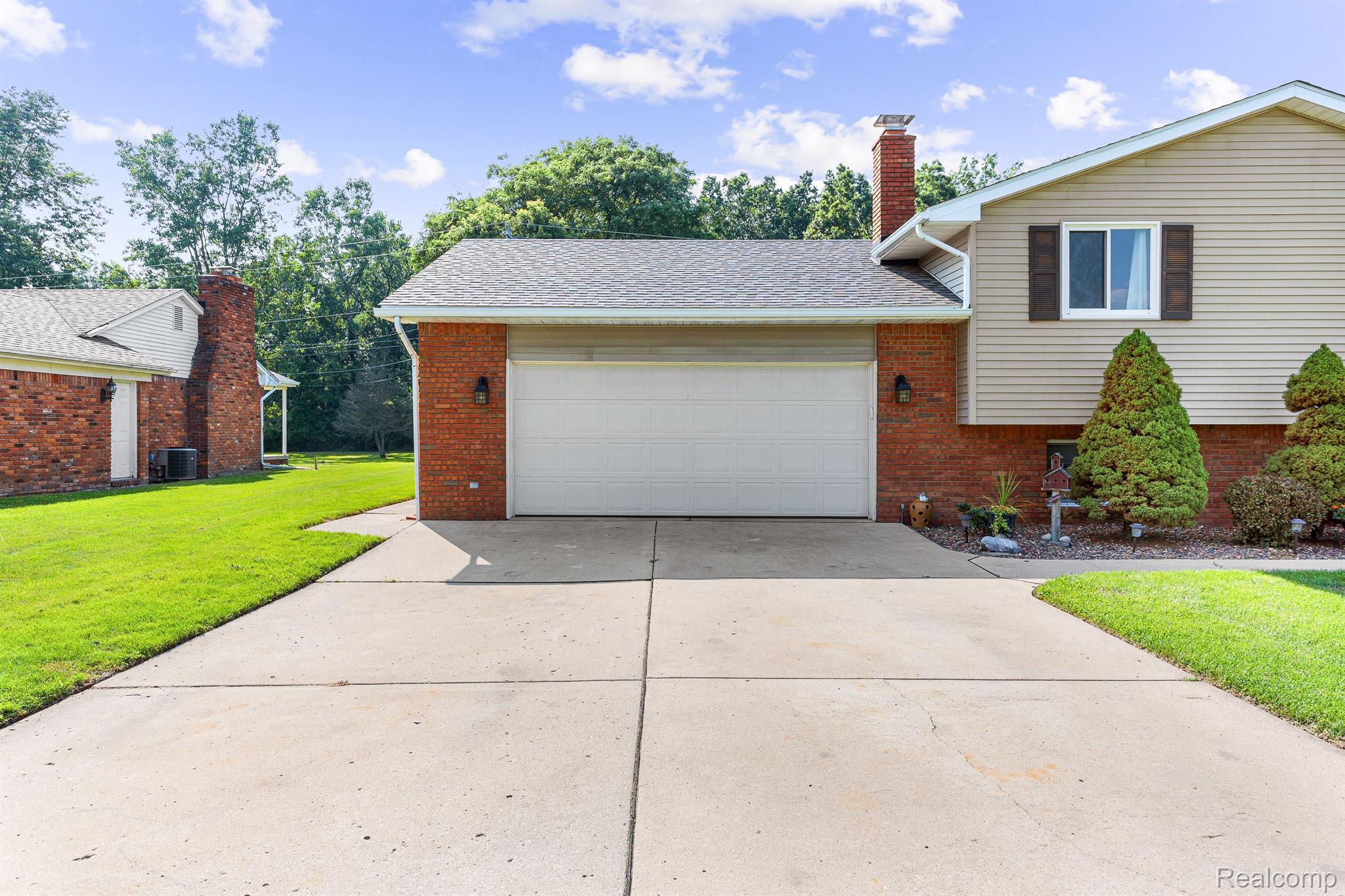 1233 North Raisinville Road Monroe, MI 48162 - Photo 4 of 49 Gallery Image 4