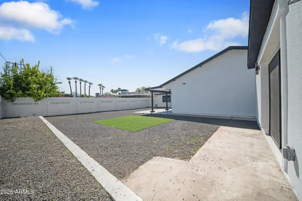 a view of a backyard