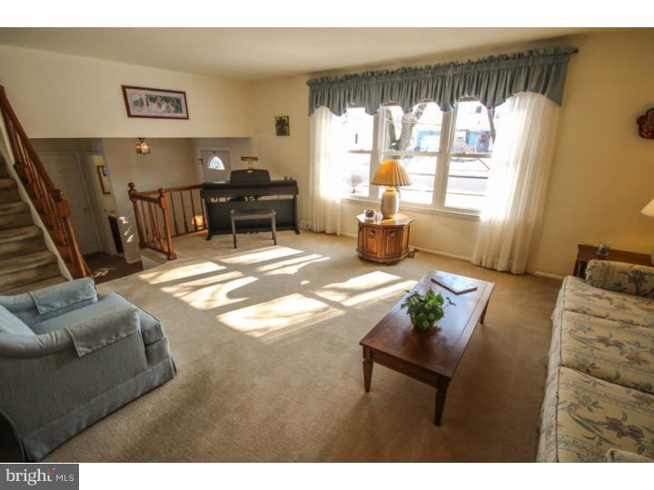 1571 Deer Run Road Warminster, PA 18974 - Photo 4 of 25 Living Room