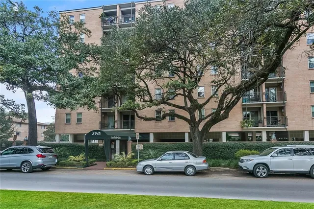 $2,300 | 3915 St Charles Avenue, Unit 407, New Orleans, LA 70115