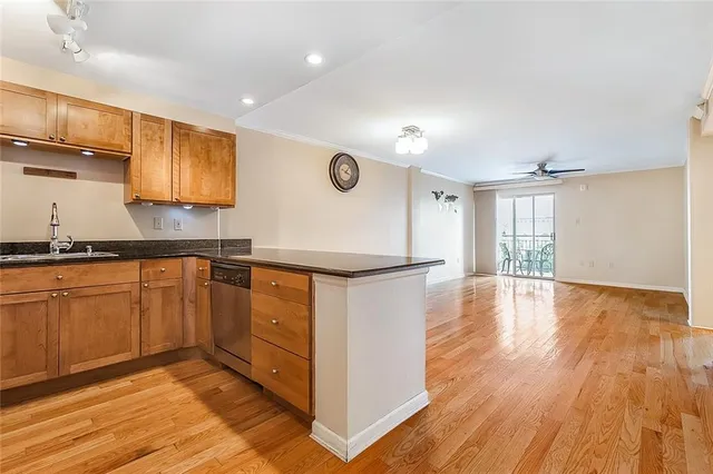 $2,300 | 3915 St Charles Avenue, Unit 407, New Orleans, LA 70115