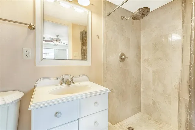 $2,300 | 3915 St Charles Avenue, Unit 407, New Orleans, LA 70115