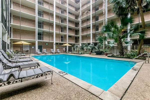 $2,300 | 3915 St Charles Avenue, Unit 407, New Orleans, LA 70115