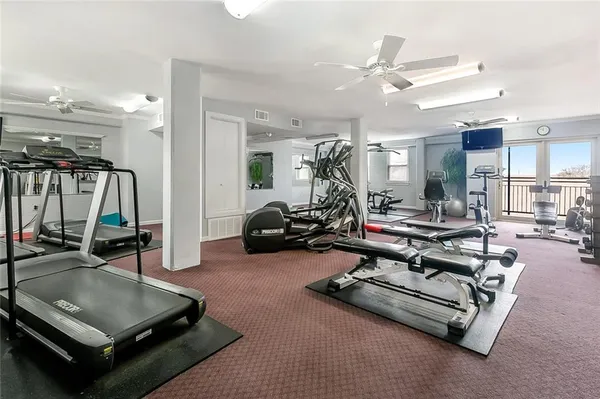 $2,300 | 3915 St Charles Avenue, Unit 407, New Orleans, LA 70115