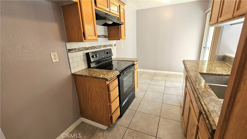7641 Reseda Boulevard, Unit 87 Reseda, CA 91335 - Photo 14 of 37 a utility room with dryer and washer