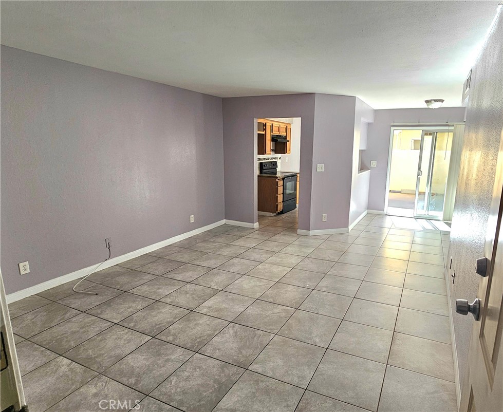 7641 Reseda Boulevard, Unit 87 Reseda, CA 91335 - Photo 8 of 37 a view of an empty room and window