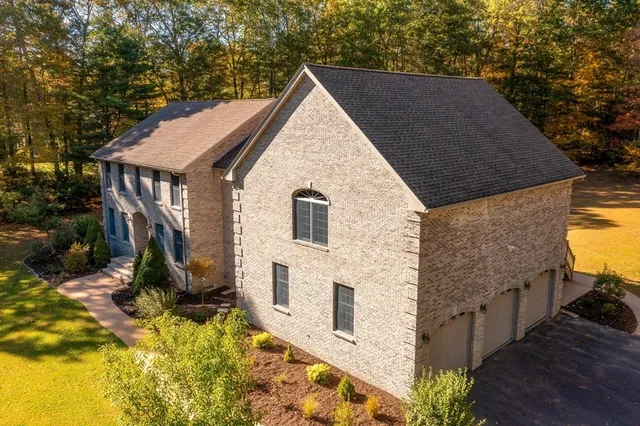 a view of a house with backyard