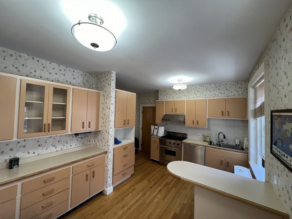 139 Beaconsfield Road, Unit 4 Brookline, MA 02445 - Photo 7 of 24 Gallery Image 7