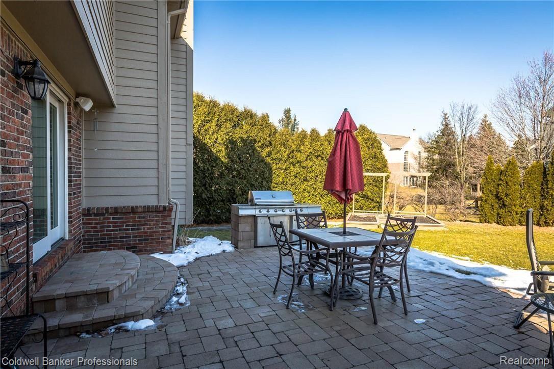 304 Lone Pine Circle Rochester, MI 48307 - Photo 29 of 31 View of Patio, Grill & Garden
