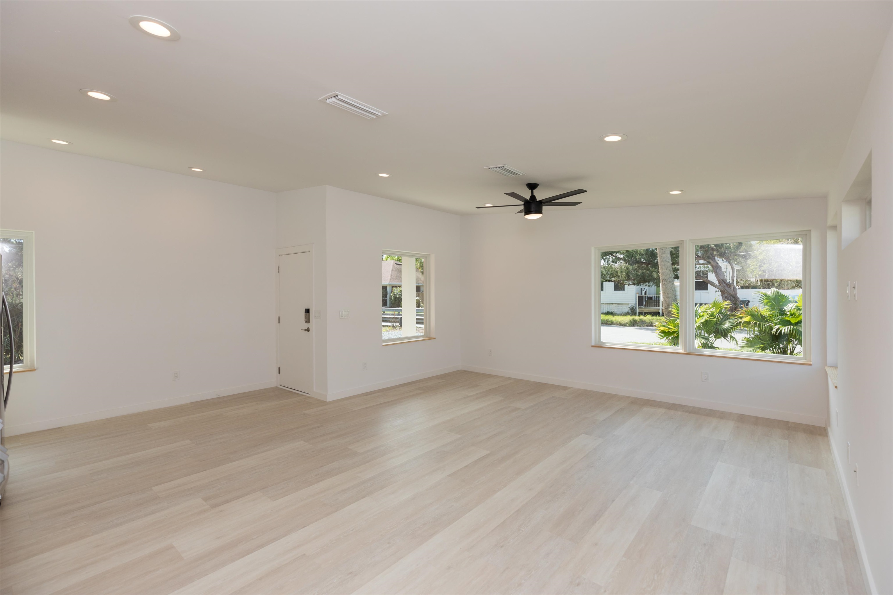 561 Live Oak Street St. Augustine, FL 32084 - Photo 9 of 30 an empty room with windows