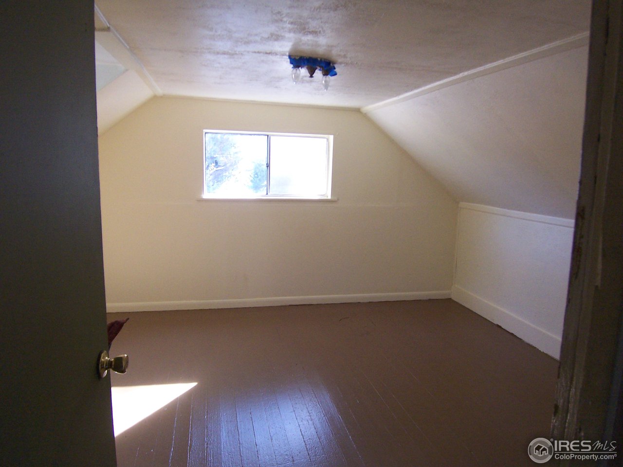 223 Gold Run Road Boulder, CO 80302 - Photo 10 of 18 an empty room with wooden floor and windows
