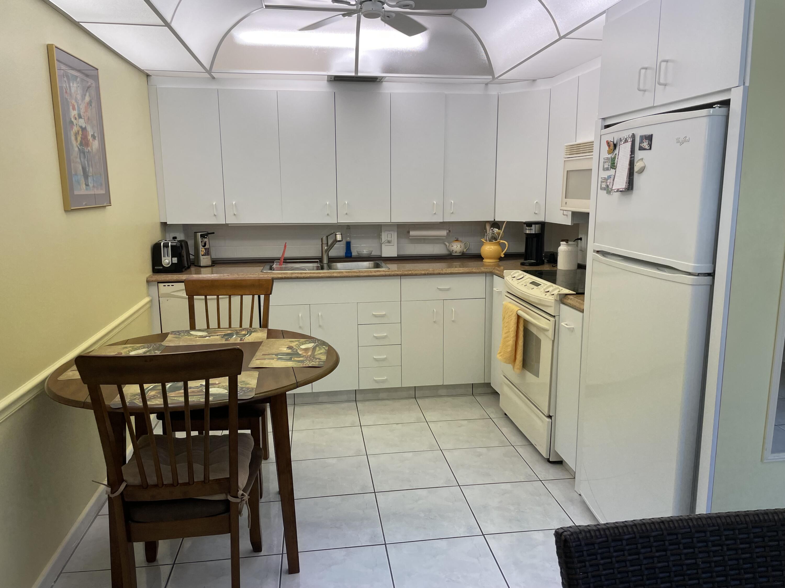 3025 Hythe B, Unit 3025B Boca Raton, FL 33434 - Photo 3 of 19 IMG_0797