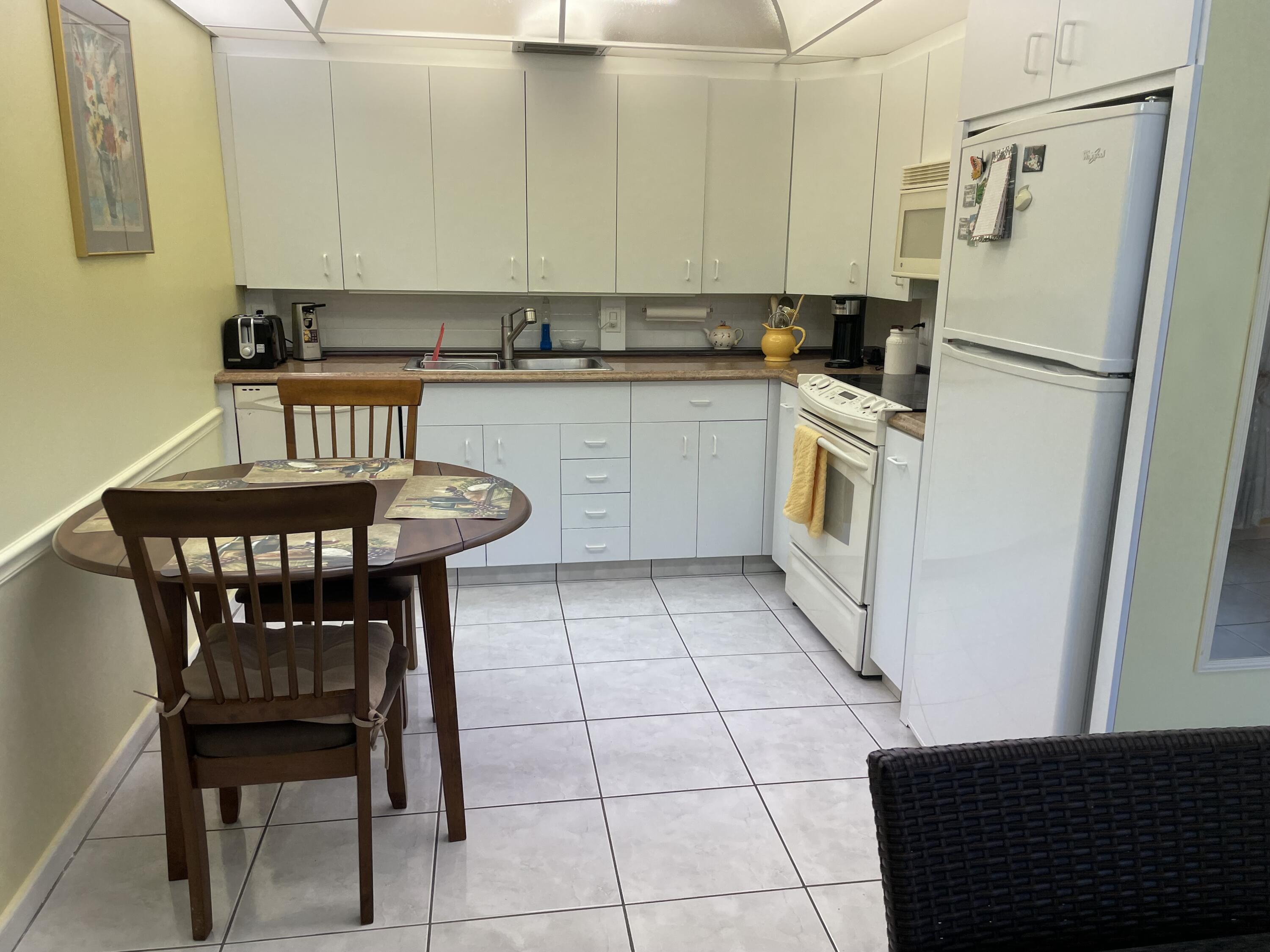 3025 Hythe B, Unit 3025B Boca Raton, FL 33434 - Photo 4 of 19 IMG_0798