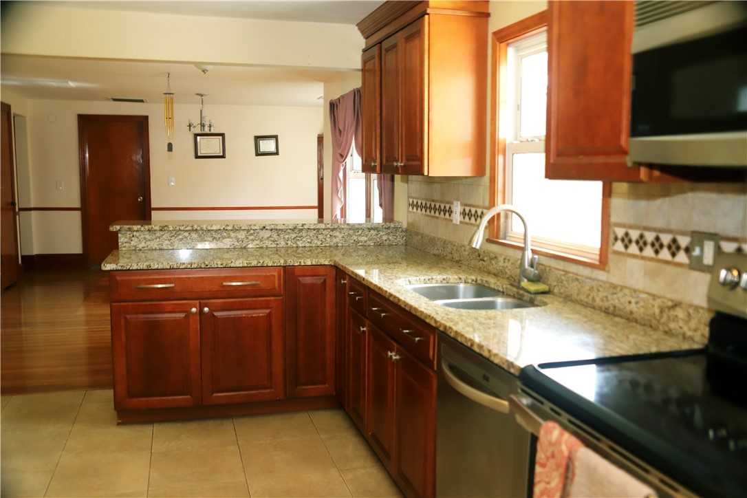 61 Kenyon Road Cranston, RI 02910 - Photo 6 of 40 Gallery Image 6