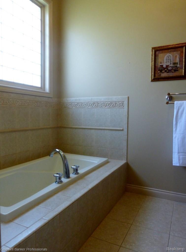 6928 Oakhurst Ridge Road Clarkston, MI 48348 - Photo 9 of 42 8.JPG
