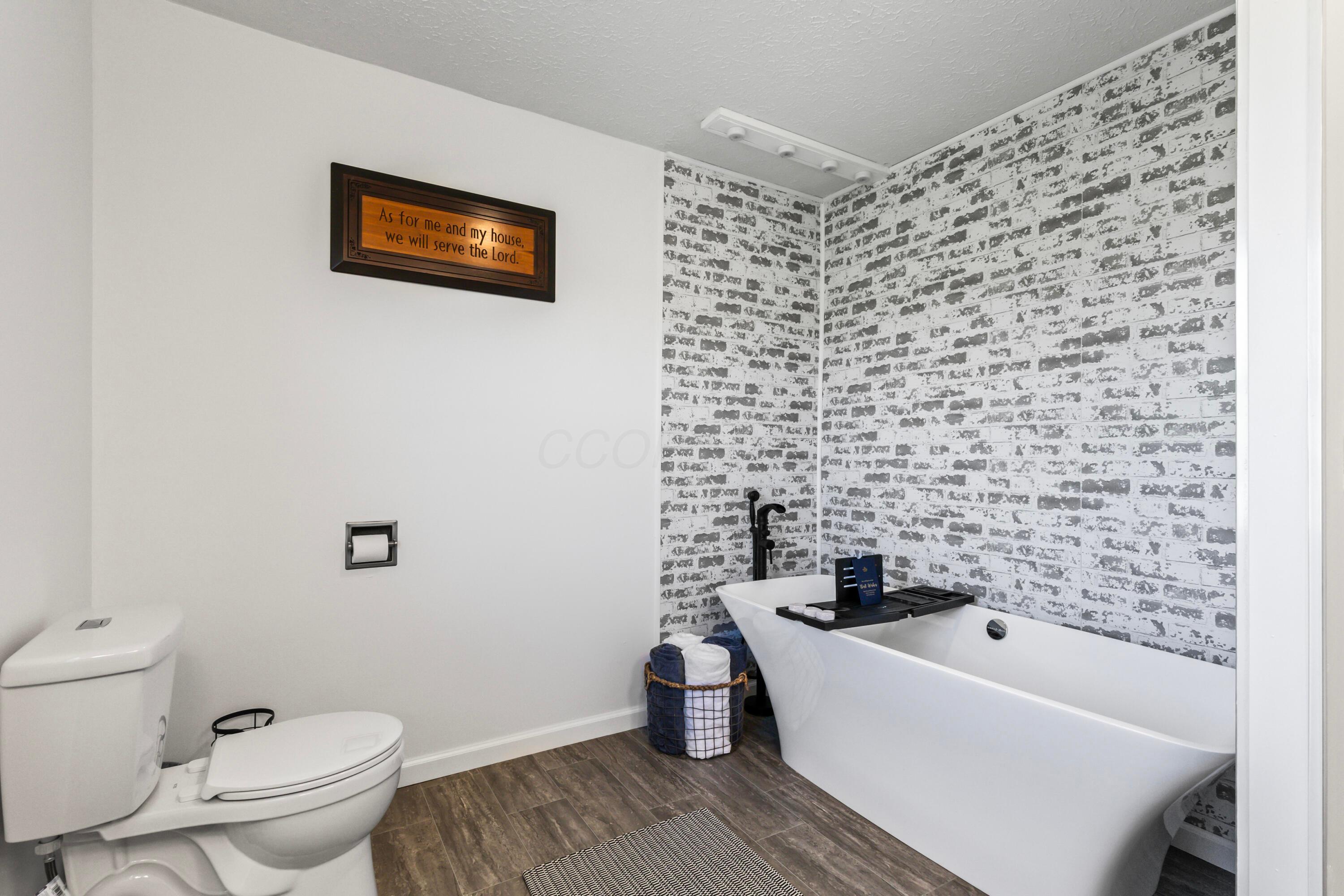 8553 Lancaster Road Hebron, OH 43025 - Photo 35 of 67 35. Main Bath
