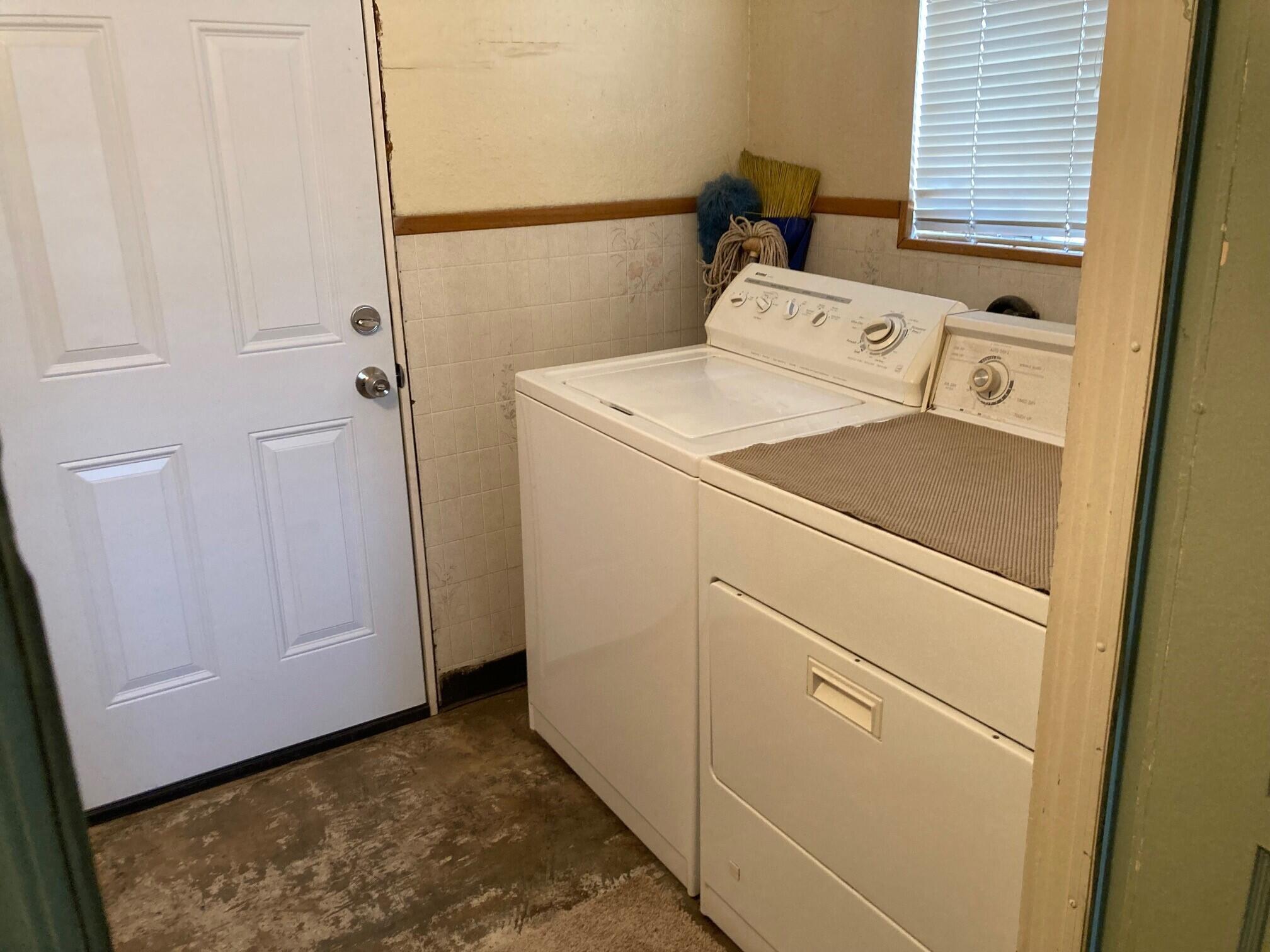 326 East Wilson Street Rialto, CA 92376 - Photo 12 of 19 a utility room with dryer and washer