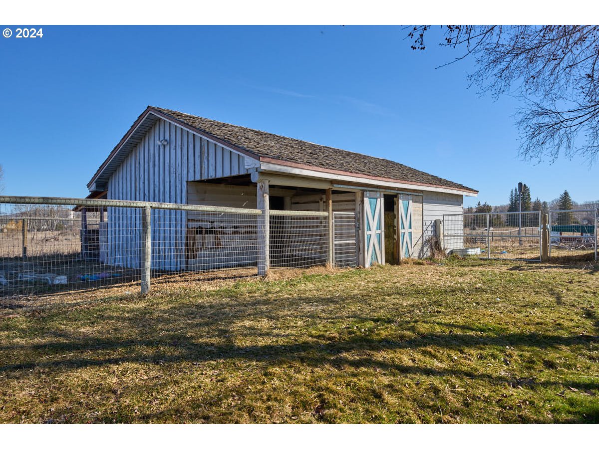 65195 Stockton Road Enterprise, OR 97828 - Photo 39 of 48 Barn