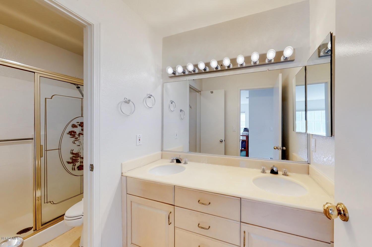 1842 Rory Lane, Unit 6 Simi Valley, CA 93063 - Photo 15 of 15 1842 Rory Master1 bath