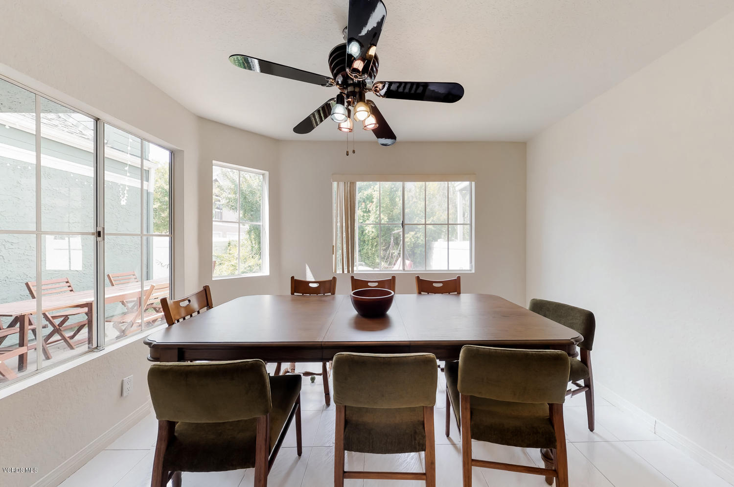 1842 Rory Lane, Unit 6 Simi Valley, CA 93063 - Photo 4 of 15 1842 Rory Dining1