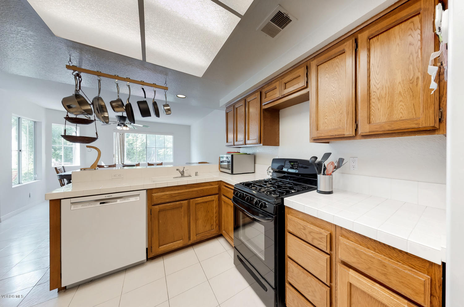 1842 Rory Lane, Unit 6 Simi Valley, CA 93063 - Photo 6 of 15 1842 Rory Kitchen1