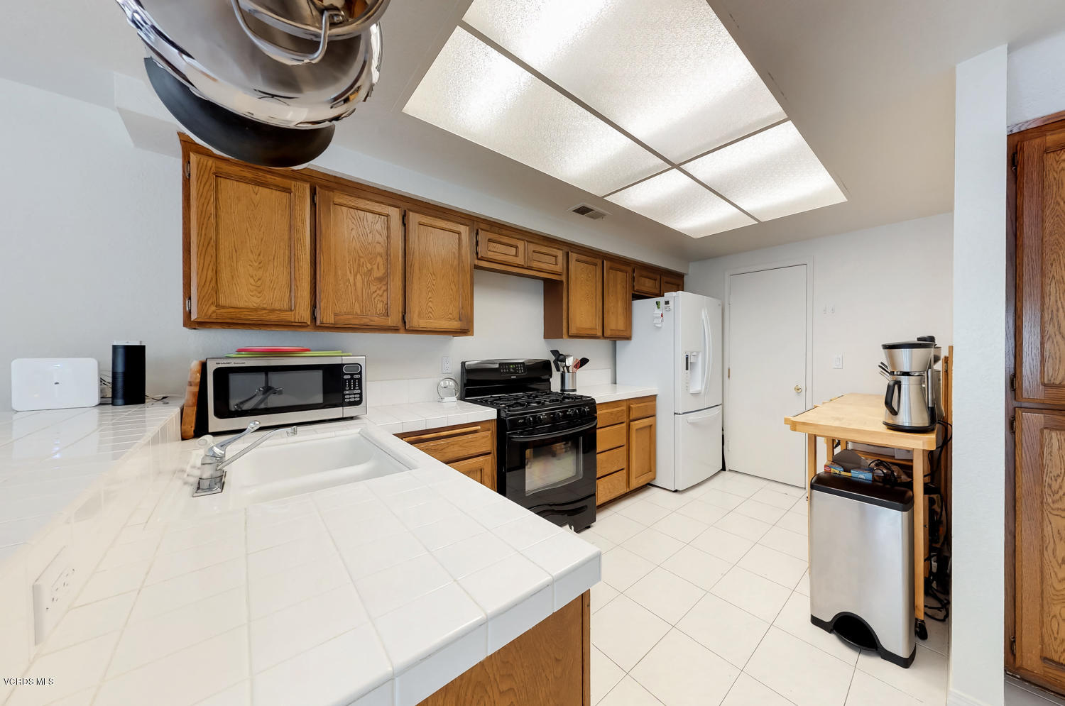 1842 Rory Lane, Unit 6 Simi Valley, CA 93063 - Photo 7 of 15 1842 Rory Kitchen2