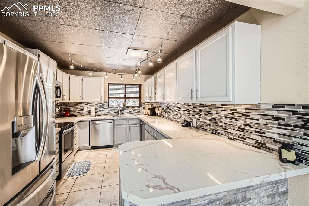 46 Barr Lake Circle Divide, CO 80814 - Photo 10 of 47 a large kitchen with kitchen island a stove a sink dishwasher and refrigerator