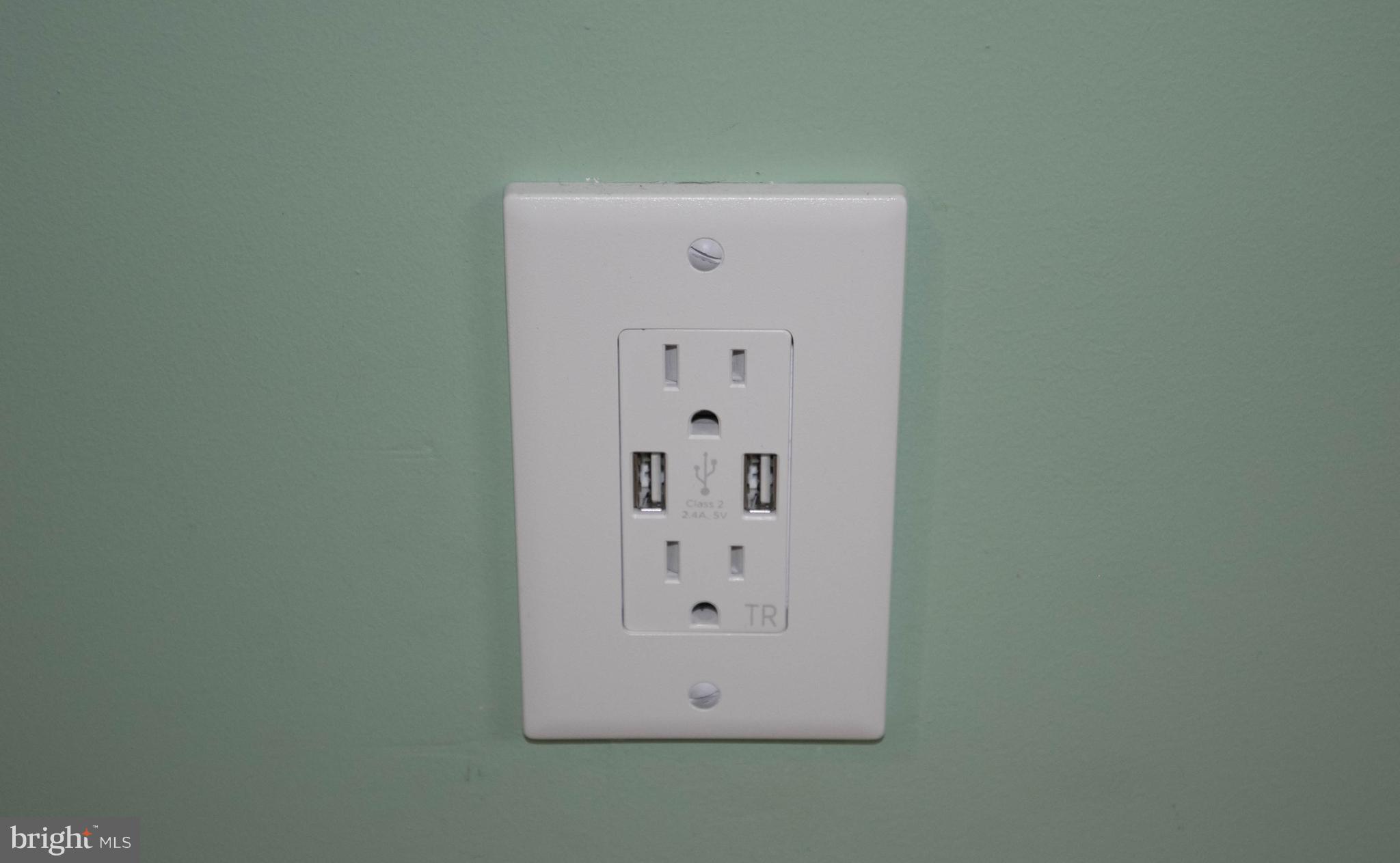 121 Fort Evans Road Southeast, Unit B Leesburg, VA 20175 - Photo 10 of 19 USB Outlets