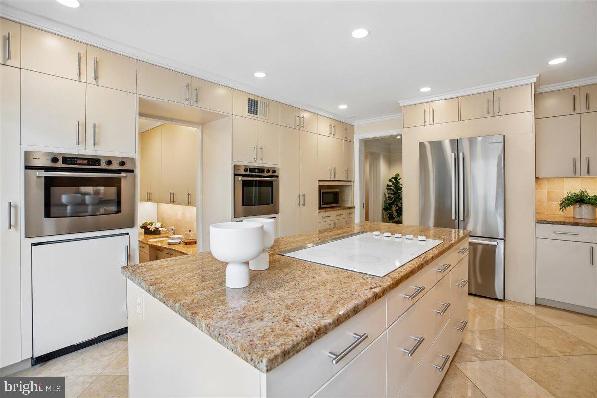 700 Belgrove Road McLean, VA 22101 - Photo 13 of 74 Great Kichen with oversized island