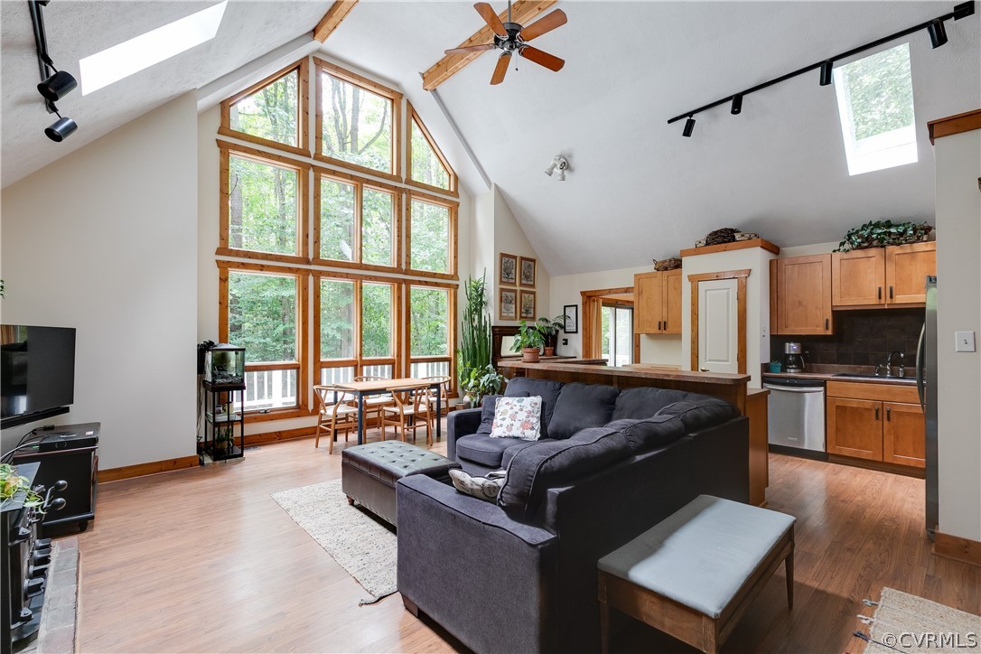 Wow! This open space is full of natural light!  Ch