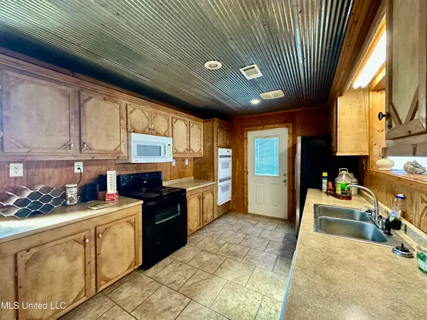 $475,000 | 2138 Eagle Lake Shore Road, Vicksburg, MS 39183