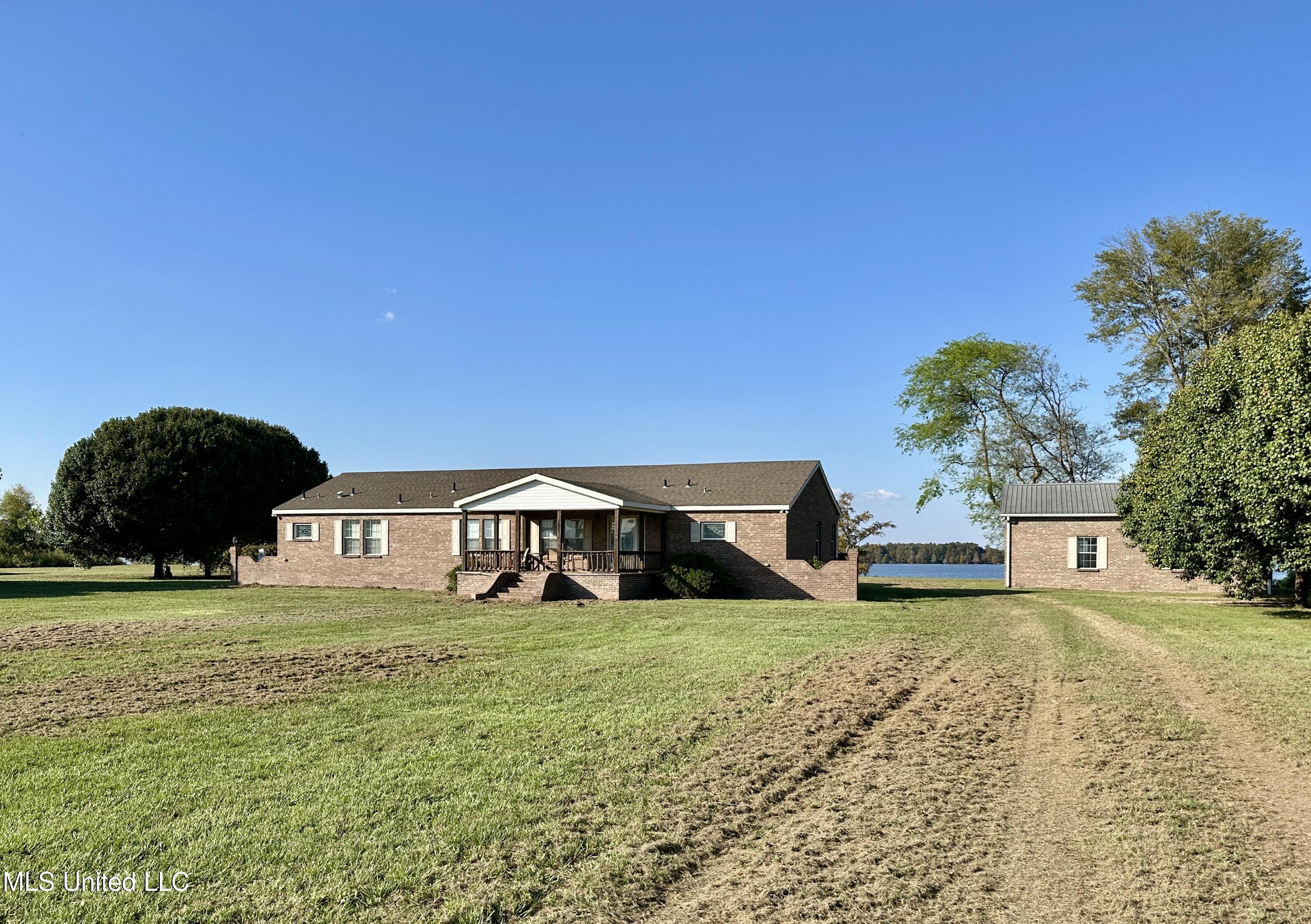 2138 Eagle Lake Shore Road Vicksburg, MS 39183 - Photo 5 of 49 IMG_9650