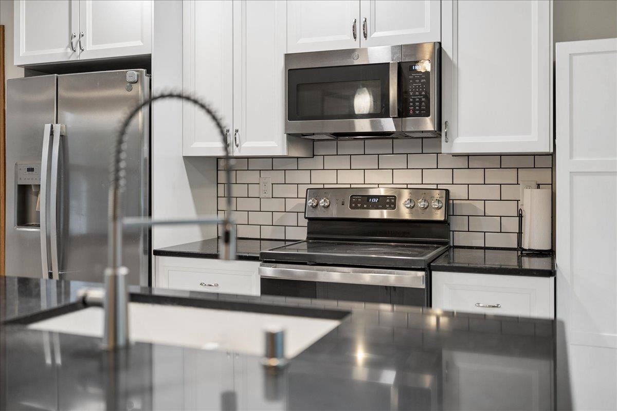 431 Thomas Oregon, WI 53575 - Photo 6 of 48 Gallery Image 6