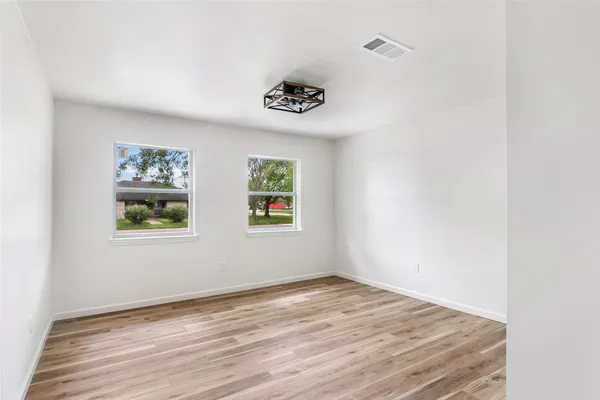 a view of a house with backyard and garden