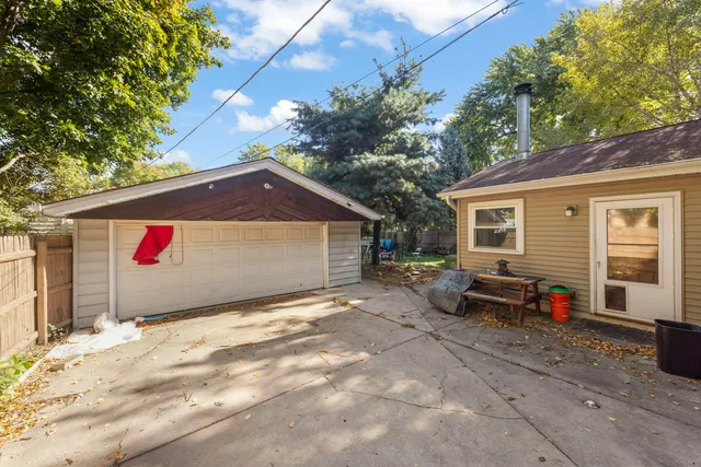 a view of a house with backyard
