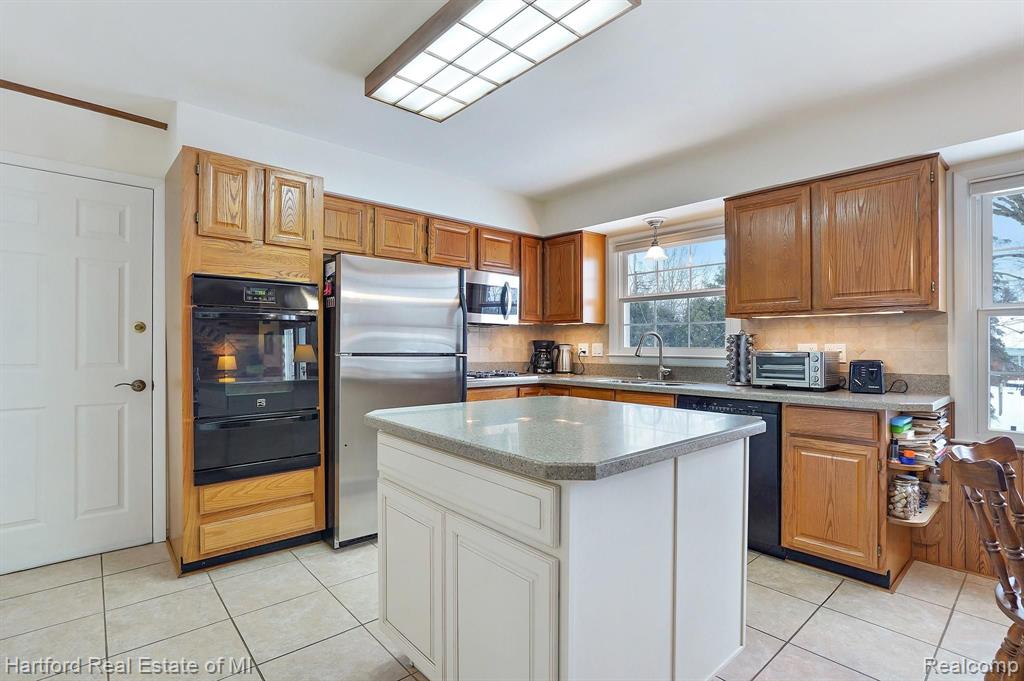 26184 Steele Road Farmington Hills, MI 48331 - Photo 10 of 38