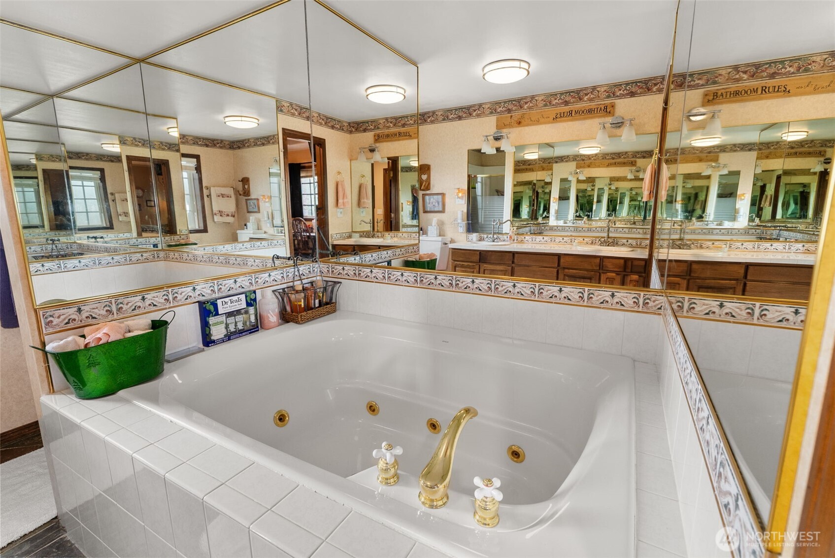 112 Village Way Drive Chehalis, WA 98532 - Photo 25 of 40 a bathroom with a tub a sink and a large mirror