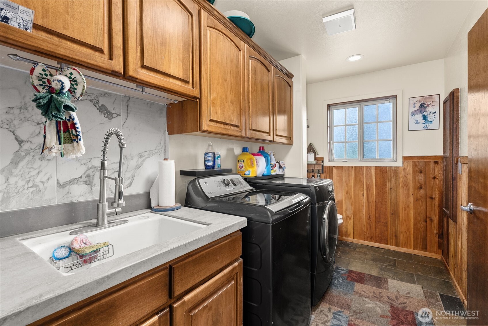 112 Village Way Drive Chehalis, WA 98532 - Photo 26 of 40 a utility room with multiple dryer and washer