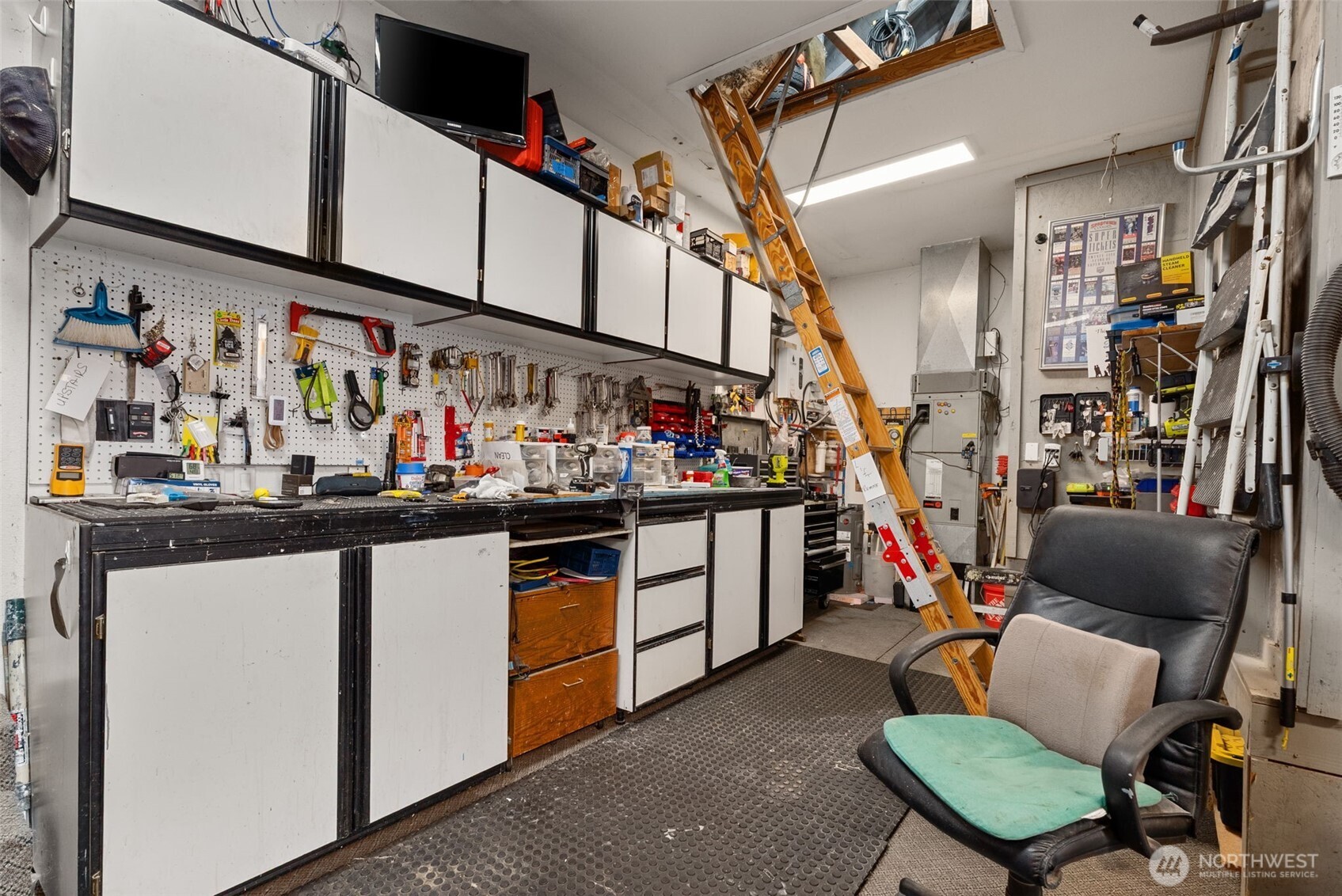 112 Village Way Drive Chehalis, WA 98532 - Photo 28 of 40 a room with musical instruments