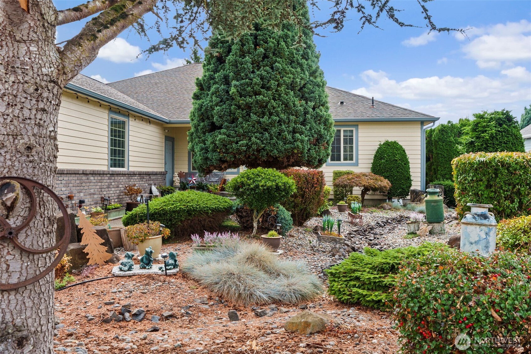 112 Village Way Drive Chehalis, WA 98532 - Photo 8 of 40 a view of a chairs and table in a backyard