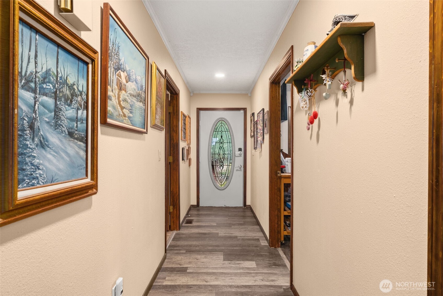 112 Village Way Drive Chehalis, WA 98532 - Photo 10 of 40 a view of a hallway with wooden floor and entryway