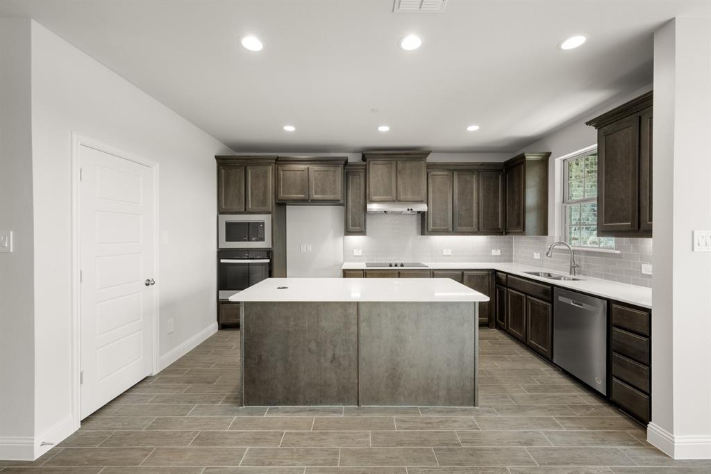 660 Sandiford Court Mansfield, TX 76063 - Photo 17 of 37 660 Sandiford- Kitchen-1
