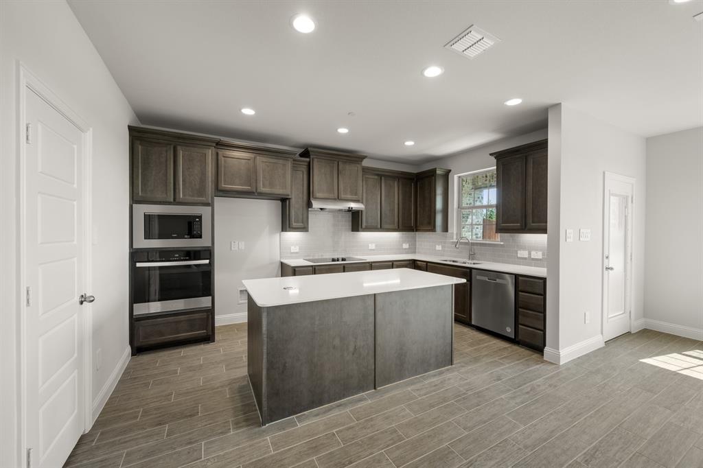 660 Sandiford Court Mansfield, TX 76063 - Photo 18 of 37 660 Sandiford- Kitchen-2