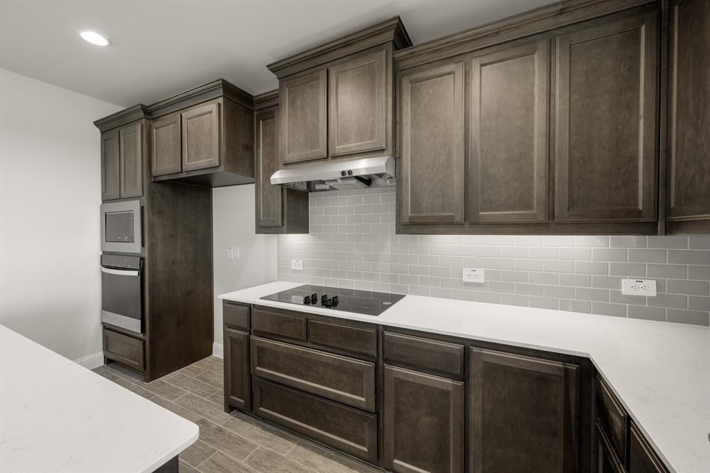 660 Sandiford Court Mansfield, TX 76063 - Photo 19 of 37 660 Sandiford- Kitchen-3